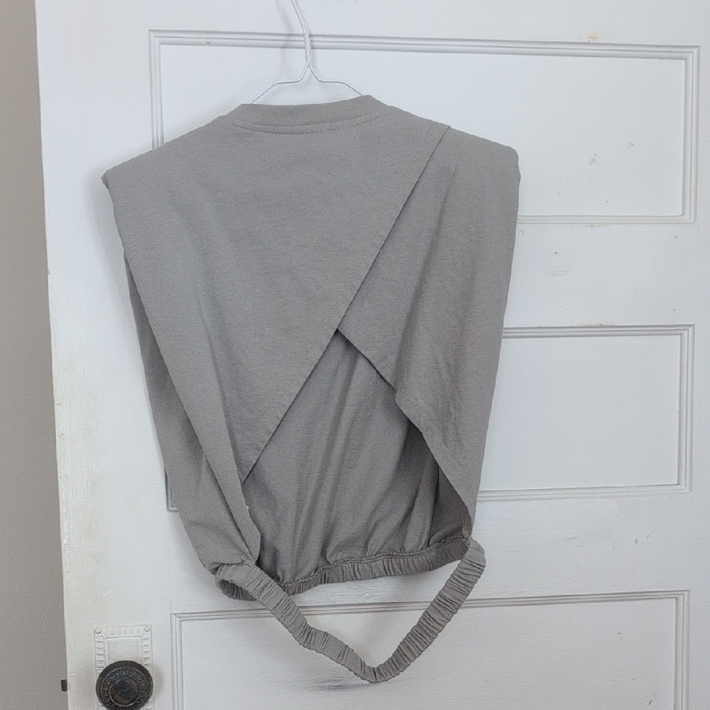 GREY LAB Gray Muscle Tee with Crew Neck and Sleeveless Design - Picture 3 of 6